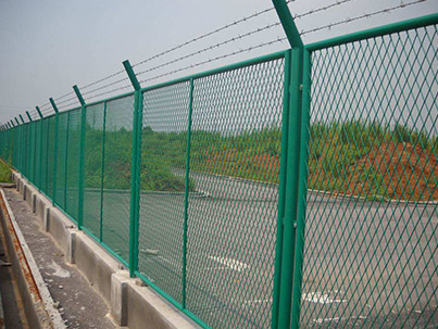 如何選擇公路護(hù)欄網(wǎng)？ 